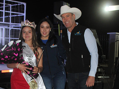 Abril Noemi es coronada Reina de la Feria del Gallo 2024 en Galeana por las autoridades municipales, en un emotivo evento con la participación de la comunidad y otras candidatas.