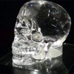 Un cráneo de cristal enigmático, rodeado de misterio y leyenda, símbolo de antigüedad y sabiduría.