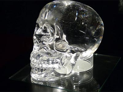 Un cráneo de cristal enigmático, rodeado de misterio y leyenda, símbolo de antigüedad y sabiduría.