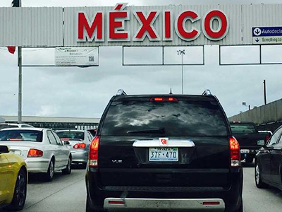 Paisanos preocupados por restricciones al entrar a México con autos estadounidenses. Denuncian cambios abruptos en requisitos de ingreso