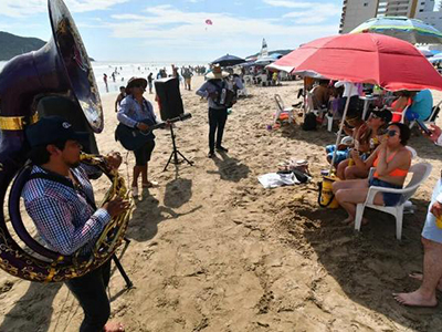 Restricciones para bandas en playas de Mazatlán después de las 9pm. Decisiones municipales y negociaciones con músicos.