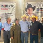 Roberto Lucero Galaz, candidato a la reelección por la Presidencia Municipal de Casas Grandes, habla a sus seguidores durante el inicio de campaña, acompañado por Raymundo Bejarano Zubiate.