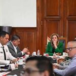 Imagen de la Gobernadora de Chihuahua liderando reunión estratégica de seguridad con funcionarios estatales y federales.