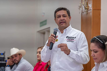 Pedro Pichia, candidato a la presidencia municipal de Nuevo Casas Grandes, hablando en el foro "Conversando por la Educación". En la imagen, Pichia destaca la importancia de los maestros y presenta propuestas para mejorar la educación local.