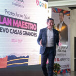 El candidato Pedro Pichia, de la coalición "Juntos Defendamos a Chihuahua", presentando su Plan Maestro para Nuevo Casas Grandes 2024-2027, rodeado de apoyo y entusiasmo de la comunidad y colegas de la coalición.