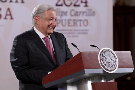 El presidente Andrés Manuel López Obrador en una conferencia de prensa, destacando las medidas para asegurar elecciones limpias y pacíficas en México.