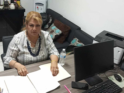 Leticia Lara entregando denuncia por mal servicio en el IMSS de Nuevo Casas Grandes al Delegado Federal, José Antonio Zamudio González