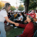 Imagen de la verbena popular en Chiquita donde América García de Morena reúne a familias en apoyo a su proyecto de gobierno local.