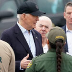 Presidente Biden se prepara para firmar "drásticas" restricciones en la frontera con México, limitando el cruce de migrantes.