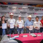 Pedro Pichia, candidato de la coalición Juntos Defendamos a Chihuahua (PAN, PRI y PRD), firma el compromiso 'Yo Defiendo Chihuahua' junto a Mario Vázquez y otros candidatos regionales.