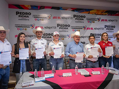 Pedro Pichia, candidato de la coalición Juntos Defendamos a Chihuahua (PAN, PRI y PRD), firma el compromiso 'Yo Defiendo Chihuahua' junto a Mario Vázquez y otros candidatos regionales.