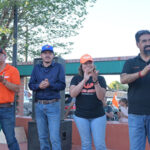 Lauro Orozco y Javier Chávez, candidatos de Movimiento Ciudadano, lideran una caravana en Ignacio Zaragoza. La imagen muestra vehículos decorados con banderas naranjas y simpatizantes celebrando mientras avanzan por las calles del municipio.
