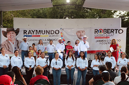 Roberto Lucero Galaz y Raymundo Bejarano Zubiate, acompañados de su equipo, durante el exitoso primer cierre de campaña en Colonia Juárez, Casas Grandes. La Plaza Plan de Alamos repleta de ciudadanos apoyando a los candidatos, destacando la participación del profesor Cleto Gutiérrez.