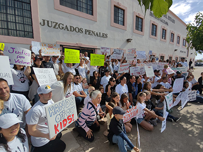 Comunidad de LeBaron protesta por ausencia de presunto abusador sexual en juzgado. Exigen justicia y alto a la pedofilia en Nuevo Casas Grandes.