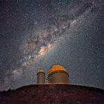 Imagen de un telescopio observando el cosmos en búsqueda de exoplanetas alrededor de estrellas enanas ultrafrías.