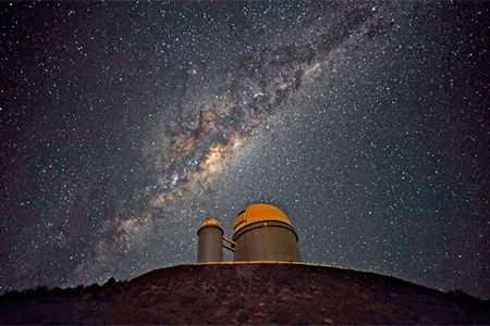 Imagen de un telescopio observando el cosmos en búsqueda de exoplanetas alrededor de estrellas enanas ultrafrías.