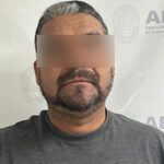 Martín Guadalupe Z. C. siendo detenido por agentes en Nuevo Casas Grandes por incumplimiento de pensión alimentaria a sus dos hijos.