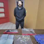 Policía estatal arresta a hombre con joyería robada, valorada en 500 mil pesos en Nuevo Casas Grandes.