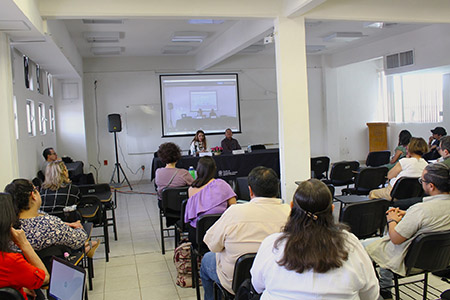 Investigadores y antropólogos discutiendo resultados y proyectos en evento de antropología en Chihuahua. Diálogos sobre etnografía, revistas científicas y programas de investigación.