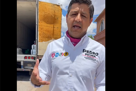 Pedro Pichia, candidato de la coalición PRI-PAN-PRD, denunciando irregularidades en la entrega de paquetes electorales en Nuevo Casas Grandes.
