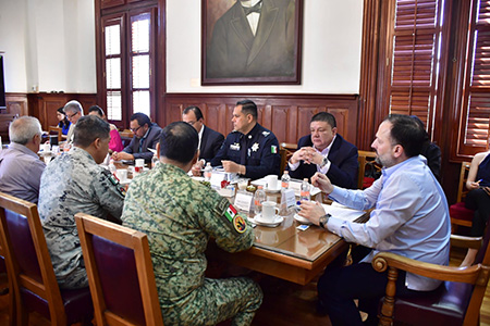 Reunión de la Mesa de Coordinación para la Construcción de la Paz en Chihuahua evaluando estrategias de seguridad para garantizar una jornada electoral sin incidencias el 2 de junio, con la participación de autoridades estatales y federales.