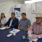Integrantes de la Mesa de Seguridad y Justicia de Nuevo Casas Grandes en rueda de prensa exigiendo a autoridades federales la mejora inmediata de las carreteras deterioradas en Chihuahua.