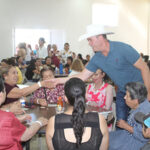 Participantes disfrutan del Tercer Gran Bingo de Galeana en Angostura, con más de 250 mujeres reunidas para una tarde de juegos, sorpresas y diversión comunitaria.