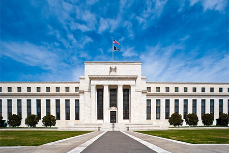 La Reserva Federal de EE.UU. muestra preocupación por el repunte de la inflación y evalúa posibles ajustes en la política monetaria para controlarla.