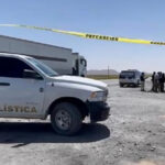 Imagen del vehículo Nissan Versa 2014 abandonado en la carretera a Casas Grandes, Ciudad Juárez, donde se encontraron dos cuerpos con señales de tortura