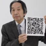 Fotografía del innovador Masahiro Hara, quien ideó los códigos QR, revolucionando la forma en que compartimos información y realizamos transacciones sin contacto.