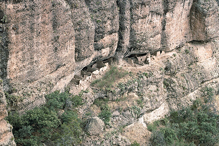 Vista panorámica del Cañón Huápoca en Chihuahua, México, hogar de importantes sitios arqueológicos como la Cueva del Águila y la Cueva de la Serpiente.