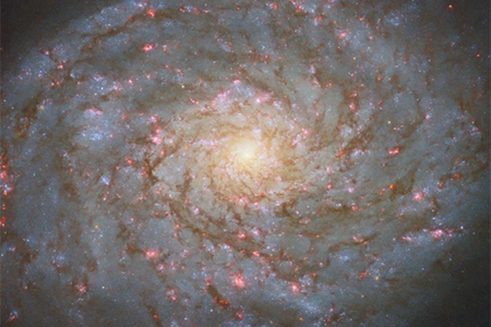 La galaxia espiral NGC 4689 capturada por el Telescopio Espacial Hubble, ubicada a 54 millones de años luz en la constelación de Coma Berenices.