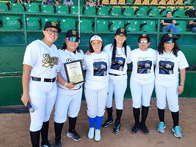 Inauguración del Campeonato de Béisbol Femenil 2024 en Nuevo Casas Grandes, con la entrega de reconocimientos a Mayra Isela Loya Romero por su trayectoria en el deporte