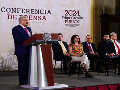 Presidente AMLO habla sobre el récord de inversión extranjera en México. Destaca el papel del gobierno en la atracción de inversiones y la preferencia del país como destino para empresas.