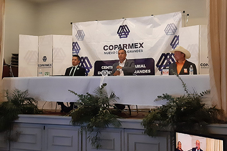 Iván Fierro, Fausto Arias y Clary Jones, candidatos a la presidencia municipal de Nuevo Casas Grandes, participando en el debate organizado por COPARMEX en el Hotel Hacienda.