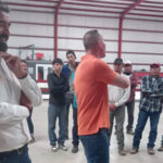 Lauro Orozco, candidato a diputado local, se reúne con empresarios fruticultores de Colonia Juárez para discutir propuestas de apoyo al sector agrícola.