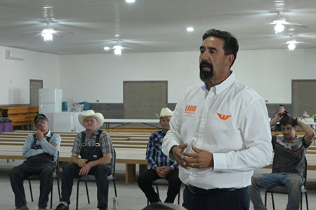 Lauro Orozco, candidato a diputado local por Movimiento Ciudadano, dialoga con la comunidad Menonita de "El Capulín" sobre temas como la gestión del agua y la mejora de carreteras. Fotografía de la reunión en la comunidad.