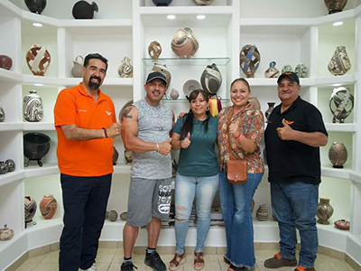Lauro Orozco, candidato a diputado local, se reúne con alfareros de Mata Ortiz, destacando su compromiso con la cultura y el deporte en la comunidad.