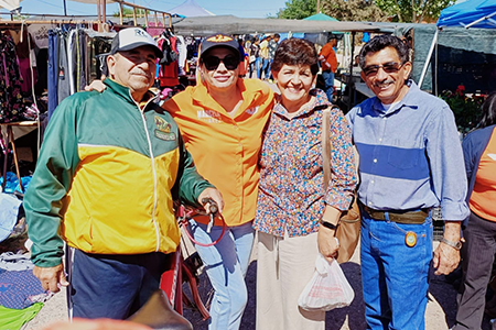 Marcela Álvarez, candidata a Síndico Municipal de Nuevo Casas Grandes por Movimiento Ciudadano, dialoga con vendedores ambulantes en la plaza de la colonia VillaHermosa, comprometida con la transparencia y el desarrollo municipal.