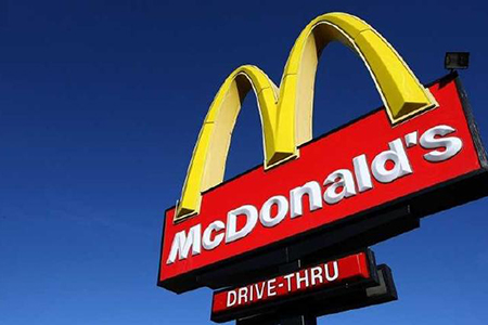 Menú económico McDonald's: McChicken, McDouble, nuggets, papas y bebida por $5. Estrategia para atraer clientes con opciones asequibles.