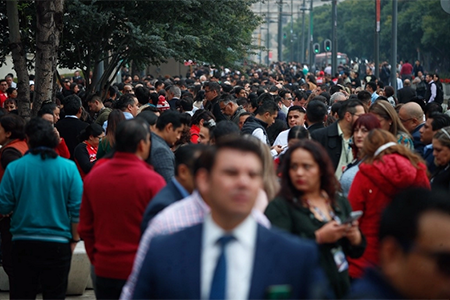 El desempleo en México se redujo al 2.5% en 2024, el nivel más bajo registrado, mientras el subempleo y condiciones críticas aumentaron al 34.3%, según Inegi.