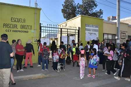 Padres y madres de familia de la primaria Pascual Orozco protestan en Chihuahua, exigiendo al gobierno estatal permitir el uso de los libros de texto de la Nueva Escuela Mexicana.