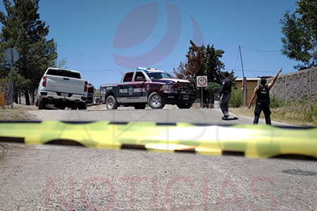 Escena del tiroteo en Casas Grandes donde dos personas resultaron heridas y una fue secuestrada, con casquillos de bala visibles en el lugar.