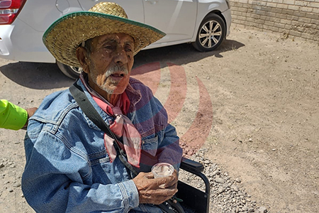 Don Concepción Murillo, adulto mayor de 84 años, solicita apoyo tras incendio de su puesto de ropa usada en Nuevo Casas Grandes, Chihuahua.