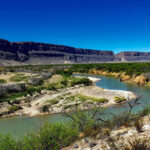 Legisladores de Texas solicitan congelar ayudas a México por incumplimiento de tratado de agua. Impacto en agricultura texana.