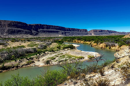 Legisladores de Texas solicitan congelar ayudas a México por incumplimiento de tratado de agua. Impacto en agricultura texana.