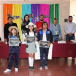 Niños premiados por la CEDH en Nuevo Casas Grandes por sus dibujos sobre derechos humanos en concurso educativo.