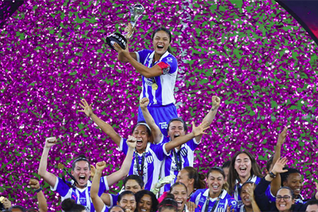 Jugadoras de las Rayadas de Monterrey celebrando su campeonato de la Liga MX Femenil, con el marcador final de 4-3 en penaltis contra el América.