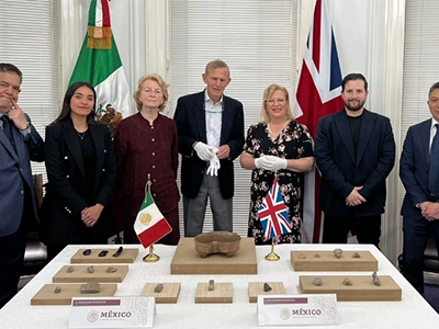 Ceremonia de restitución de 19 piezas arqueológicas por parte de Reino Unido a México en la embajada mexicana en el Reino Unido