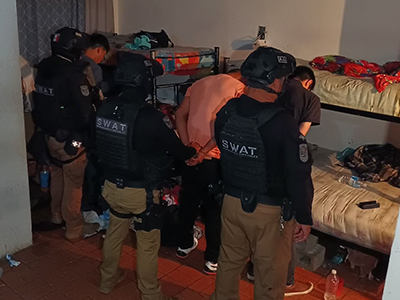 Operativo en Ciudad Juárez liderado por la Secretaría de Seguridad Pública rescata a 104 migrantes y detiene a delincuentes, asegurando la seguridad y protección de las personas vulnerables.